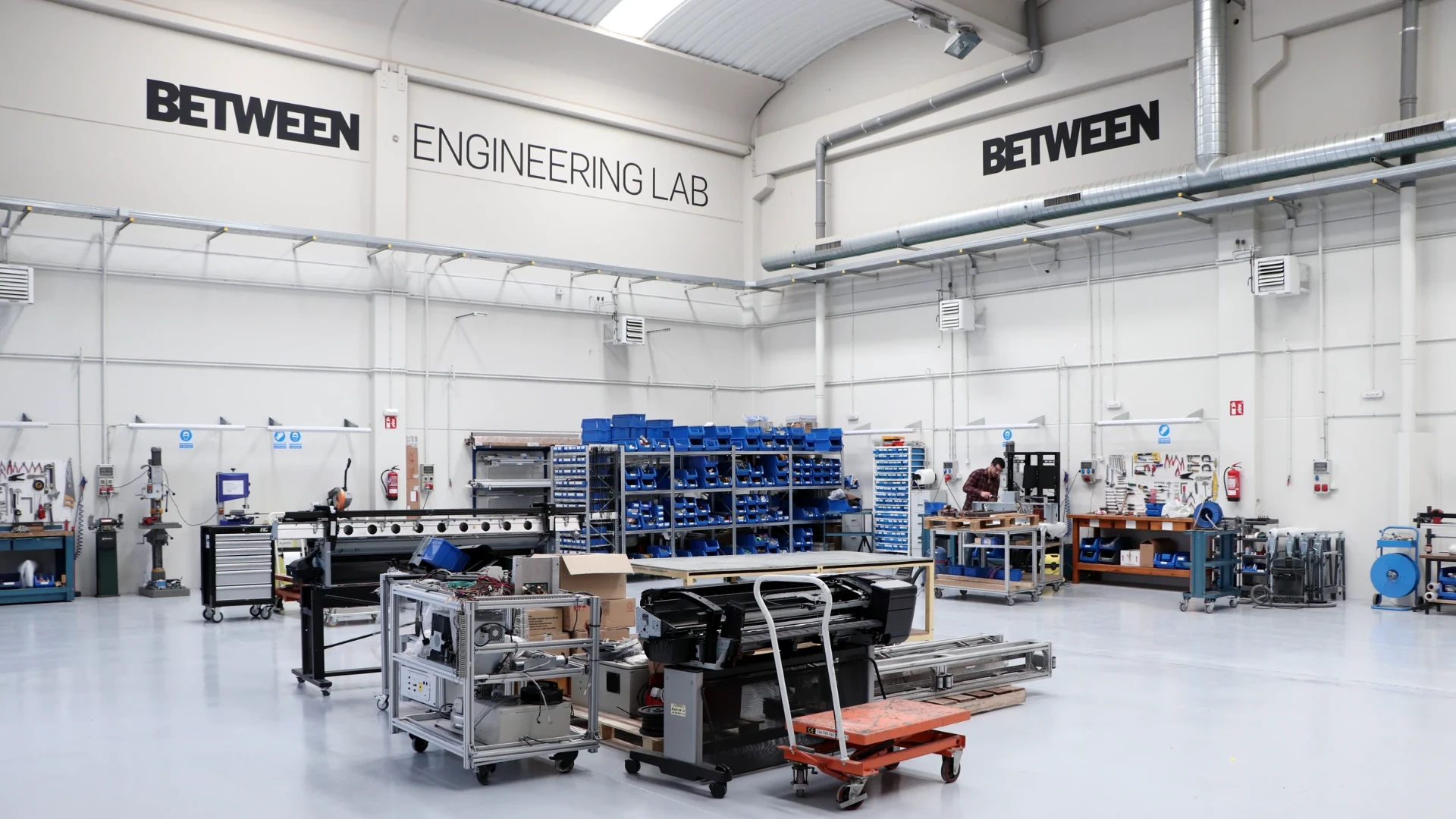 Nave del Engineering Lab de BETWEEN Group: puestos de trabajo, almacén de componentes y equipos de montaje.